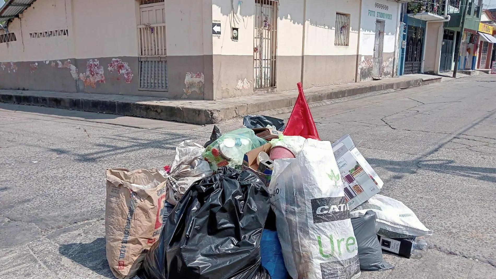 basura enmedio de la calle